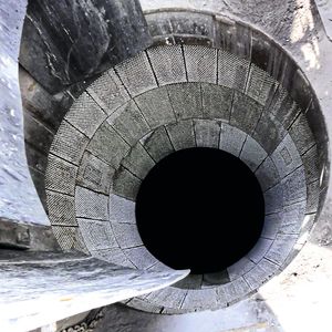 Verbundsysteme kombinieren die Stärken von Gummi und Keramik und ermöglichen so einen langlebigen und wirtschaftlichen Verschleißschutz. (Bild:  Rema Tip Top)