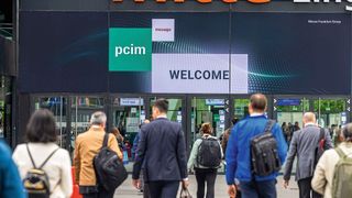 Neue Materialien, intelligente Energiewandler und hochintegrierte Systemlösungen stehen im Mittelpunkt der PCIM Expo 2026 in Nürnberg. Die Messe zeigt vom 9 – 11 Juni, wie sich Leistungselektronik für Industrie, E-Mobilität und moderne Energiesysteme weiterentwickelt. (Bild: Mesago Messe Frankfurt GmbH)