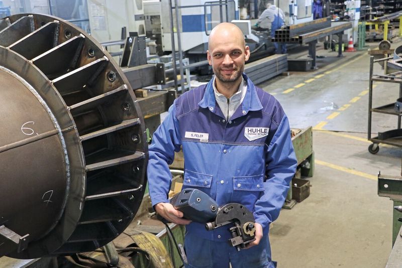 Sebastian Feiler, Fertigungsleiter Schweißtechnik bei Huhle, ist mit dem Schweißkantenformer TKF 1500 mehr als zufrieden: „Damit arbeiten meine Mitarbeiter sicher, schnell und mit immer gleicher Qualität.“  (Trumpf)