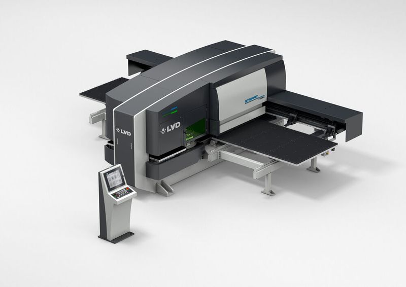 Ein Hingucker beim Euroblech-Auftritt von LVD war auch dieser Stanzlaser vom Typ Strippit. Die Anlage kombiniert das Stanzen mit dem Speed und der Flexibilität einer Faserlaser-Schneidanlage, wie LVD erklärt. (Bild: LVD)