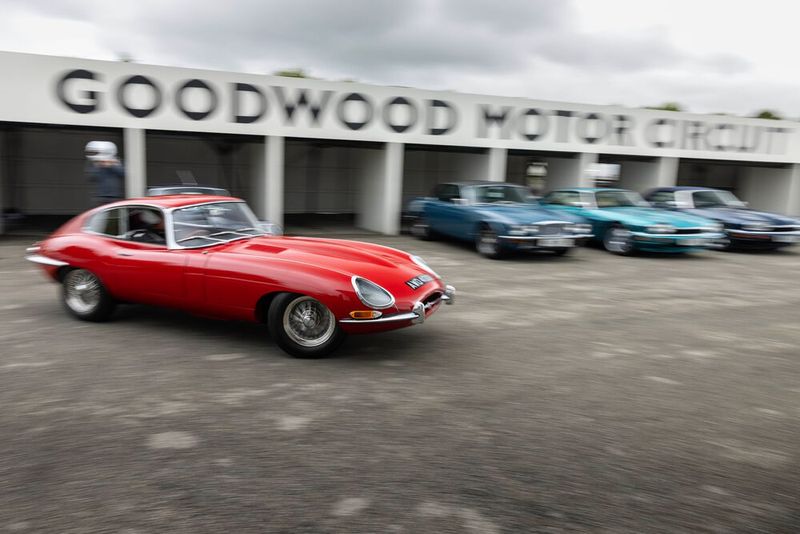 Auch die Chromspeichenfelgen mit Zentralverschluss stehen dem E-Type hervorragend. (Bild: Jaguar)