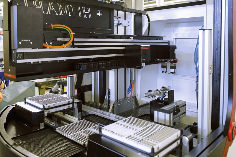 Für die Rund-um-die-Uhr-Bearbeitung: Per 3-achsigem Linearroboter werden die Rohteile und die fertig bearbeiteten Kugelumlaufspindeln «gehandelt». (Bild: Matthias Böhm)