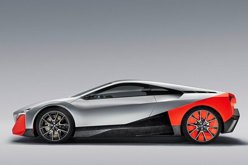 Matt-orange Akzente an den vorderen Lufteinlässen sowie den hinteren Kotflügeln sollen an den BMW Turbo von 1972 erinnern. (BMW)