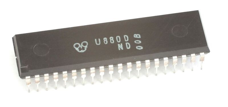 Beim vom VEB Mikroelektronik „Karl Marx“ Erfurt in der DDR gefertigten 8-Bit-Prozessor U880 handelte es sich um einen unlizenzierten, pinkompatiblen Klon des Zilog Z80. Der Chop kam unter anderem in den DDR-Heimcomputern der KC85/2, 3 und 4, dem KC/87 und diversen Schach- und Bürocomputern zum Einsatz. (Bild: KL KME U880D / Appaloosa / CC BY-SA 3.0 / de.wikipedia.org)