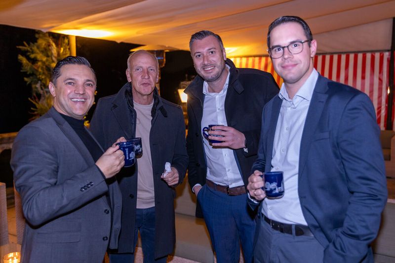 Einstimmung auf den Abend: (v. l.) Zafer Nalbant (Gerresheimer), Martin Berges und Julius Berger (beide Fsas) mit Stefan Blome (ALSO) (Bild: Fsas)