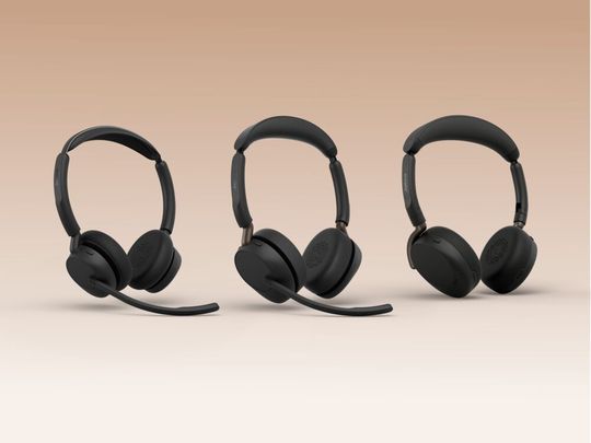 Jabra hat die Evolve3-Reihe um drei neue Headset-Modelle erweitert. Neben dem Evolve3 65 und dem Evolve3 45 mit Mikroarm ist das Evolve3 65 Flex ohne Mikroarm verfügbar.(Bild:  Jabra)