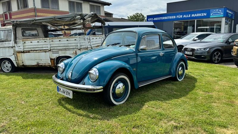 Everybodys Darling ist der Käfer bereits seit Generationen. Kein Wunder: Der von 1948 bis 2003 gebaute Wagen veränderte seine Form zeitlebens nicht und motorisierte ein ganzes Land bzw. zahlreiche Generationen an Autofahrern in Deutschland und vielen anderen Ländern der Welt. Dieses späte Exemplar aus Mexiko (für Deutschland von 1978 bis 1985 gebaut und dann ab Mitte der 90er-Jahre nochmals als „Reimporte“ bei Pratiker, Rewe und zahlreichen Fänchenhändler zu haben) hat sein Besitzer auf „alt“ getrimmt. (Bild: Schreiner – VCG)