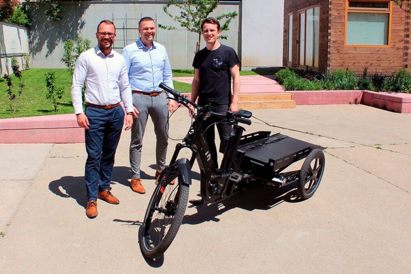 Patrick Kepler, technischer Vertrieb Igus Österreich, Alexander Welcker, Branchenmanager Fahrradindustrie bei Igus, und Gleam-Gründer Mario Eibl zusammen mit einem Cargo-E-Bike.  (Bild: Igus)