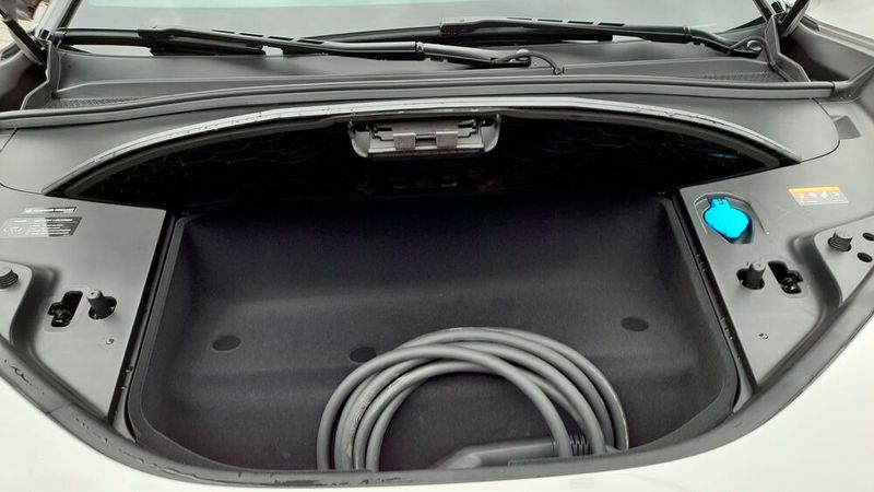 Im Frunk unter der knappen Motorhaube lassen sich 46 Liter Gepäck verstauen. (Bild: Lotus)