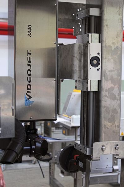 Vorgutkontrolle: Im Checkmat ist eine Laserdatierung der Flaschen möglich. Damit sich der Laser an die jeweilige Flaschengröße anpassen lässt, wird dieser mit einem Drylin-Kreuztisch verstellt. Im Einsatz ist hier der SLW-2080. (Bild: Igus GmbH)