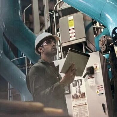 Qualcomm IoT-Ökosystem: Dragonwing-Prozessoren bilden die Hardware-Basis, darüber sitzen ein einheitlicher Software-Stack für Linux, Windows und Android sowie Dienste für sicheres Gerätemanagement, On-Device-KI, Video-Analyse und Positionierung. (Bild: Qualcomm)