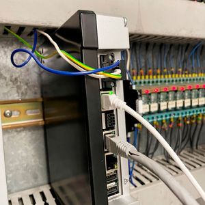 Schweizer Taschenmesser: Das TX700 Dual-Core IoT-Gateway mit Codesys V3 liest die IO-Link-Inseln parallel über Modbus/TCP aus.(Bild:  Hans Turck GmbH & Co. KG)