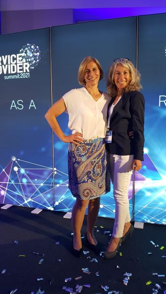 Freuten sich über das Wiedersehen: v.l. Daniela Schilling (Vogel IT-Akademie) und Sabine Single (Olmatic). (Vogel IT-Medien GmbH)