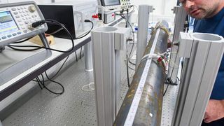 Das Projekt „Smart Tubes“ liefert Daten über die Rohrwanddicke. (Bild: Uni Saarland / Oliver Dietze)