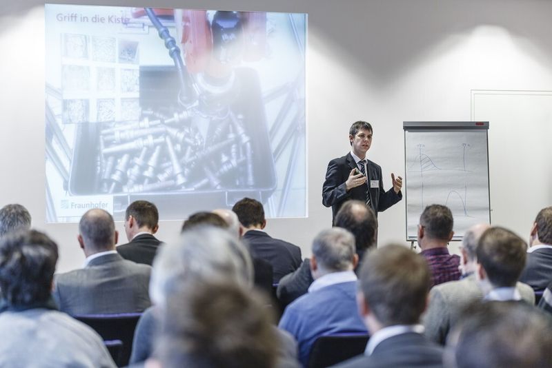 Andreas Pott erläutert die enormen Potenziale in der Seilrobotik. (Bild: Fraunhofer-IPA)