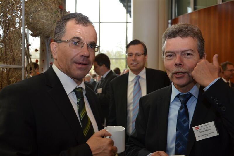 von links: Dr. Eckhard Roos (Festo) im Gespräch mit Gerhard Rehn (BTS) (Bilder: M. Henig, J. Nellen / PROCESS) (Archiv: Vogel Business Media)
