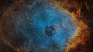 „Celestium“ ist das erste interaktive Kunstwerk mit KI und Blockchain, das vom Weltraum aus betrieben wird. Seit dem 17. 12. 2021 umkreist es mit der ISS die Erde. Das Kunstwerk, das die Form eines hybriden KI-Blockchain-Algorithmus annimmt, verwendet Daten aus kosmischer Strahlung, um eine Reihe digitaler Token und KI-generierter Weltraumbilder mithilfe seines generativen adversen Netzwerks (GAN) zu erzeugen.  (Artist Cecilie Waagner Falkenstrøm and Artificial Mind)