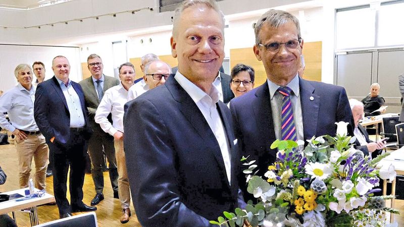 ZDK-Hauptgeschäftsführer Dr. Kurt-Christian Scheel (r.) gratuliert dem neuen ZDK-Präsident Arne Joswig.(Bild:  Zietz -VCG)