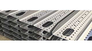 Von mangelhaft beschichteten Lkw-Längsträgern tragen die Strahlspezialisten rund 30 μm schwarze KTL-Farbe von der Oberfläche ab. Der Kunde – Hersteller von Karosserie- und Fahrwerkskomponenten – sammelt den Ausschuss und schickt komplette Lkw-Ladungen zur Reinigung.  (Bild: KST Kugel-Strahltechnik)