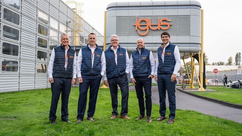 Mit der Umwandlung in eine SE & Co. KG stärkt igus seine strategische Ausrichtung und schafft klare Verantwortlichkeiten. Frank Blase wird Chairman of the Board, die operative Leitung liegt weiterhin bei den CEOs Tobias Vogel, Artur Peplinski, Michael Blass und Dr. Thilo Schultes (v.l.n.r.). (Bild:  Igus)