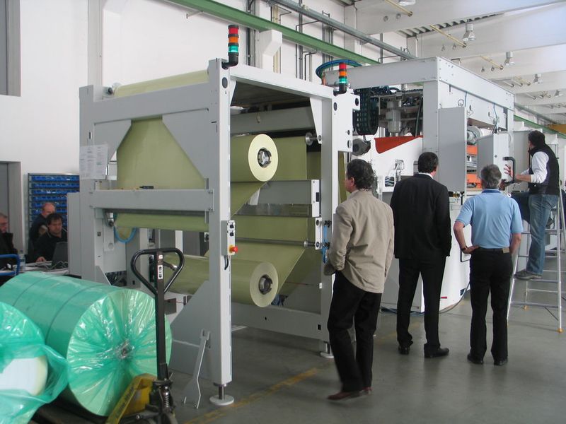 Bild 8: Zur Herstellung der Kernstruktur für Sandwichplatten werden die Folien direkt von zwei Rollen verarbeitet. (Archiv: Vogel Business Media)
