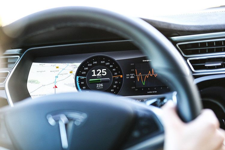 Der Fahrer-Arbeitsplatz des Model S mit Tacho, Navi und Ladestandsanzeige. (Foto: Tesla)