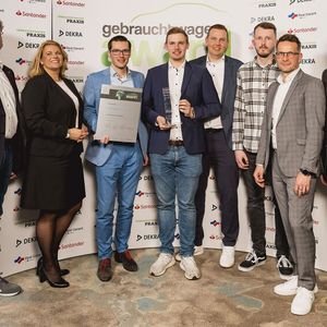 Platz 1 in der Kategorie Vertragshandel geht an das Autohaus Kurt Stricker in Horn-Bad Meinberg (hier zusammen mit Vertretern der Jury).(Bild:  Stefan Bausewein)