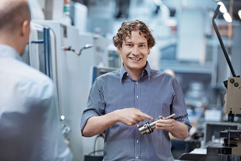 «Wenn man wie wir, oft an die zerspanungstechnischen Grenzen geht, dann muss alles zusammen passen. Das ist der Grund weshalb wir auf qualitativ hochwertige Spannmittel und Werkzeuge setzen.»  Michael Manser, Geschäftsleitung der August Manser AG (Manser AG)