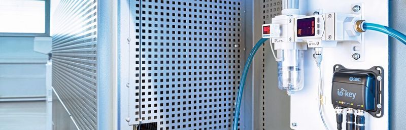 Bild 1: Die „EnergieTransparenz@SMC“-fertige Baugruppe nach dem Plug-and-use-Prinzip und mit Anbindung an eine IoT-Plattform im Einsatz, um einen genauen Überblick zum Energieverbrauch zu liefern. (Bild:  Gregor Schuster/ SMC Deutschland)