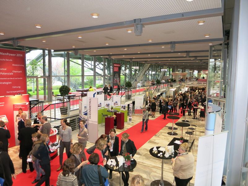 Im begleitenden Forum haben Firmen ihre Ansätze, Projekte und Vorgehensweisen zur Frauenförderung präsentiert. (Bild: Finus)