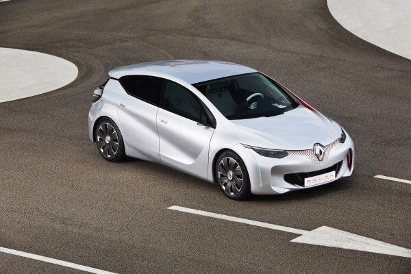 Renault präsentiert in Paris die Studie EOLAB. Das Konzeptfahrzeug kommt dank neuer „Z.E. Hybrid“-Antriebstechnik, intelligentem Leichtbau und ausgefeilter Aerodynamik mit 1,0 l Superbenzin pro 100 km aus. (Bild: Renault)