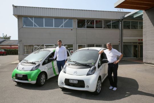 (Forust ist das weltweit erste Herstellungsverfahren, das additive Fertigung nutzt, um Holzabfälle für die Produktion von individuellen und luxuriösen Holzdesigns zu upcyceln. Im Gegensatz zu Spanplatten oder Laminat produziert Forust ein Holzteil mit einer digitalen Maserung. (Foto: Business Wire))