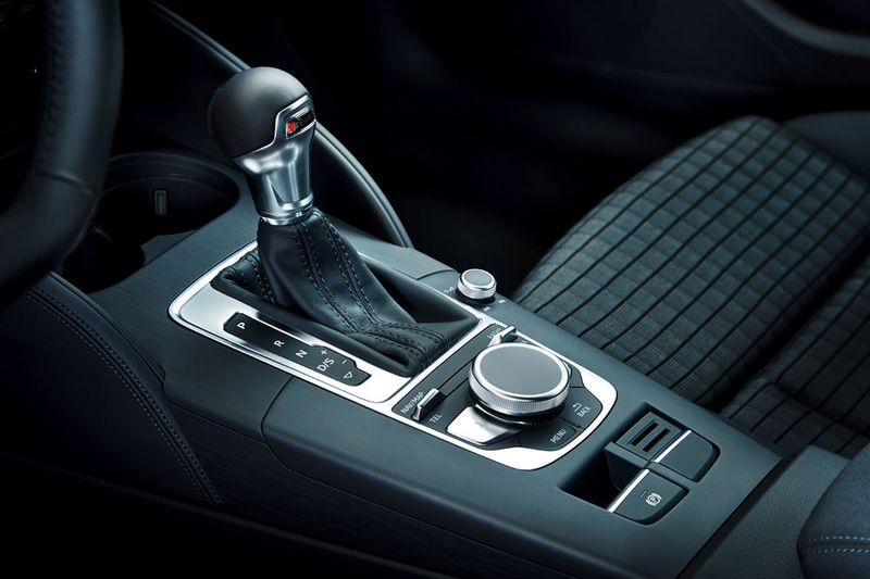 Alle TFSI-Benziner der neuen A3-Baureihe können wahlweise mit dem vollständig neu entwickelten Siebengang-Doppelkupplungsgetriebe S tronic mit Nasskupplung ausgerüstet werden. Es löst das bislang eingesetzte Sechsgang-Doppelkupplungsgetriebe ab. (Audi)