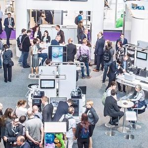 Abb.1: Ausstellungsimpression aus dem Jahr 2018, der letzten Analytica vor der Corona-Pandemie(Bild:   Messe München GmbH)