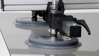 Die Saugplatten SGF von Schmalz bieten sicheren Halt auf glatten Oberflächen und heben flächige Werkstücke wie Glas- oder Kunststoffplatten, Solarmodule und Kollektoren beschädigungsfrei. Bild: Schmalz (Archiv: Vogel Business Media)