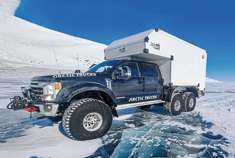 Die Testfahrt durch die kanadische Arktis zum Nordpol war nur mit speziell umgebauten Fahrzeugen möglich, da man nicht auf Straßen, sondern nur auf gefrorenem Meereseis fahren konnte.  (Bild: Ruderer)