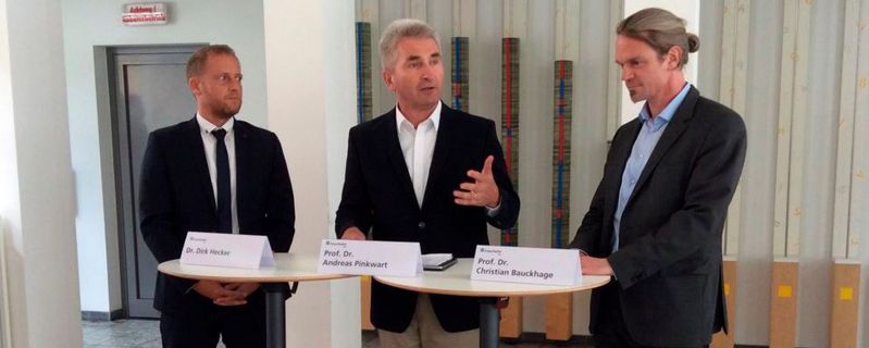Dr. Dirk Hecker (links), Prof. Dr. Andreas Pinkwart (Mitte) und Prof. Dr. Christian Bauckhage (rechts) im Kompetenzzentrum für Künstliche Intelligenz im Fraunhofer-Institut in Sankt Augustin.(Bild:  MWIDE NRW/M. Kietzmann)