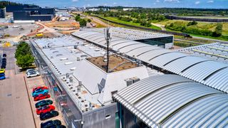 Zwei Mobilfunkstationen und mehrere Antennen versorgen das Entwicklungszentrum Weissach mit schnellem Netz. (Bild: Marco Prosch/Porsche)