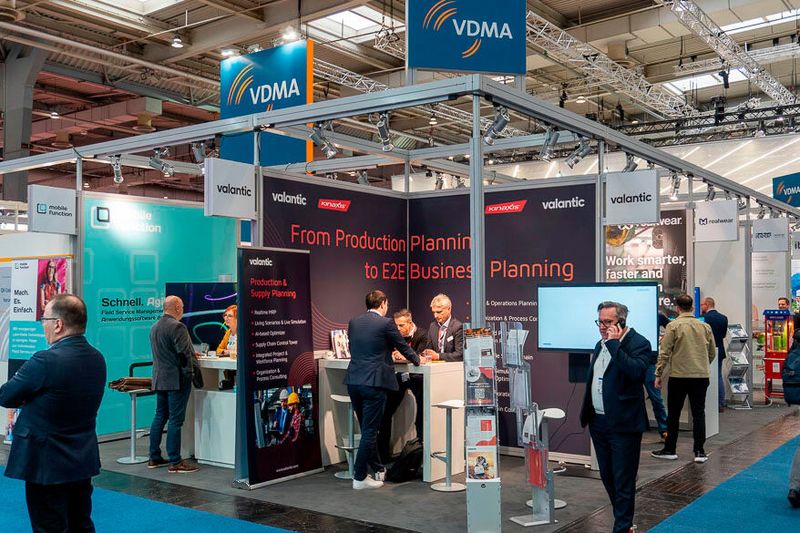 Valantic, unter anderem fokussiert auf Consulting und Software für die digitale Transformation, und Smart-Factory-Spezialist Forcam Enisco nutzten die Hannover Messe unter anderem dafür, eine strategische Partnerschaft zu verkünden. Ein Schwerpunkt dieser Kooperation liegt auf der Vernetzung von Fabrikmaschinen, von Hand- und Montagearbeitsplätzen sowie der Bereitstellung von Daten für Echtzeitanalysen in weiterführenden Systemen wie SAP Digital Manufacturing. (Bild: Vogel Communications Group)