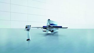 Bild 1: Die Stanzmaschine Trupunch 3000 zeigt, dass sich auch scheinbar ausgereifte Maschinenkonzepte mit dezentraler Antriebs- und aktueller Steuerungstechnik effizienter gestalten lassen. (Bild: Trumpf)