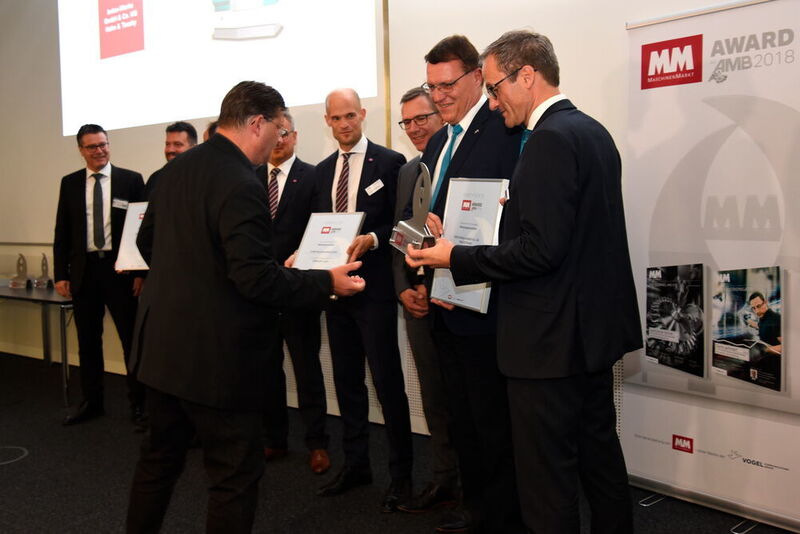 MM Maschinenmarkt-Redakteur Peter Königsreuther übergibt den MM Award an Vertreter der Index-Werke, die Gewinner in der Kategorie Werkzeugmaschinen. (Stefanie Michel)
