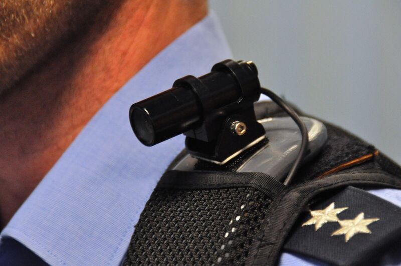Die Kamera ist auf der Schulter des Polizeibeamten befestigt (Bild: HMDIS)