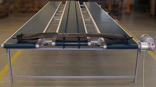 Testphase in der Geppert-Produktion: Ein 2 mm dünnes Spritzgussteil wird mit dem Synchron-Förderband weitertransportiert. (Bild: Geppert-Band)