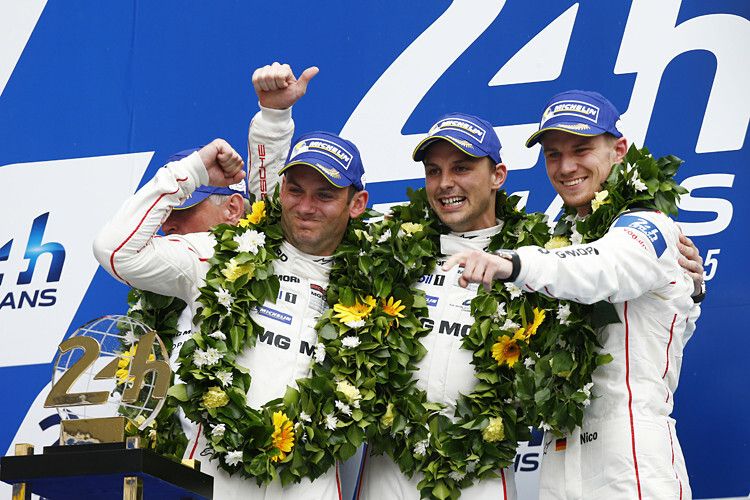 Das Porsche-Siegerteam der 24 Stunden von Le Mans 2015 (v.l.): Nick Tandy, Earl Bamber und Nico Hülkenberg. (Foto: Porsche)