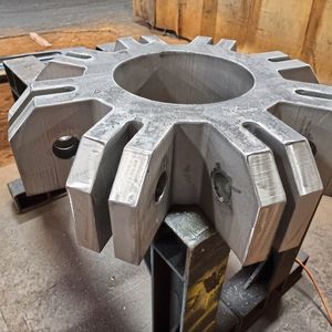 Aus 270 Millimeter dickem Feinkornbaustahl S690 QL1 fertigte Jebens drei verschiedene Brennteile für den Prototyp des Wellenenergiekonverters C4, darunter auch dieses Bauteil.(Bild:  Jebens)