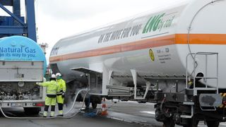 VTG hat in Kooperation mit Chart Ferox und Primagas im Elbehafen der Brunsbüttel Ports erstmals den LNG-Kesselwagen mit tiefkalt verflüssigtem Erdgas (Liquefied Natural Gas, LNG) beladen. (Bild: VTG)