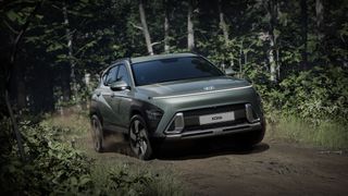 Der neue Hyundai Kona kommt mit einem Leuchtband, das die Koreaner erstmals beim Staria eingesetzt hatten. (Bild: Hyundai)