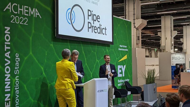 Pipe Predict offers a predictive maintenance tool to reduce energy and media losses in pipe networks (water, district heating, chemicals). For this purpose, existing sensor data is evaluated with a digital twin and machine learning algorithms, thereby preventing pipe bursts. (Source: Ernhofer/PROCESS)