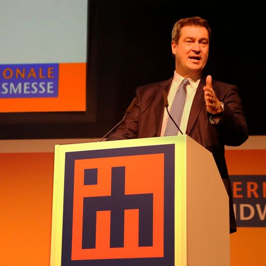 Markus Söder auf der IHM 2019. Nun hat die bayrische Staatsregierung einen Coronavirus-Krisenstab eingerichtet und empfohlen Großveranstaltungen abzusagen – Die Messe in München wurde infolgedessen abgesagt.(Bild:  ZDH/Ortrud Stegner)