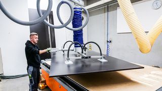 Dank Vakuum-Schlauchheber „JumboErgo“ bewegt ein einzelner Mitarbeiter die bis zu 80 Kilogramm schweren Platten mühelos. (Bild: J. Schmalz)